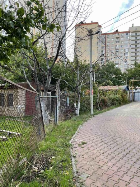 Продам ділянку зі старим будинком