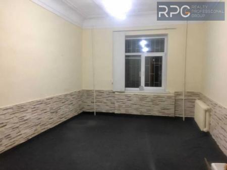 Продам офіс у багатоквартирному будинку