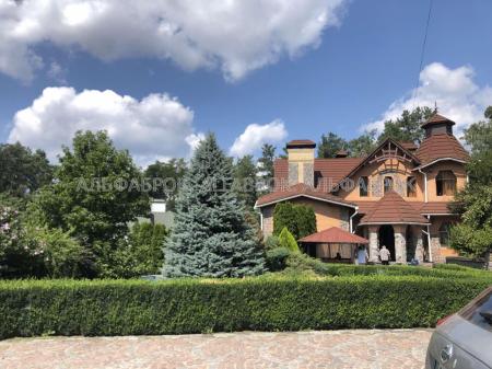Продам 3-поверховий будинок