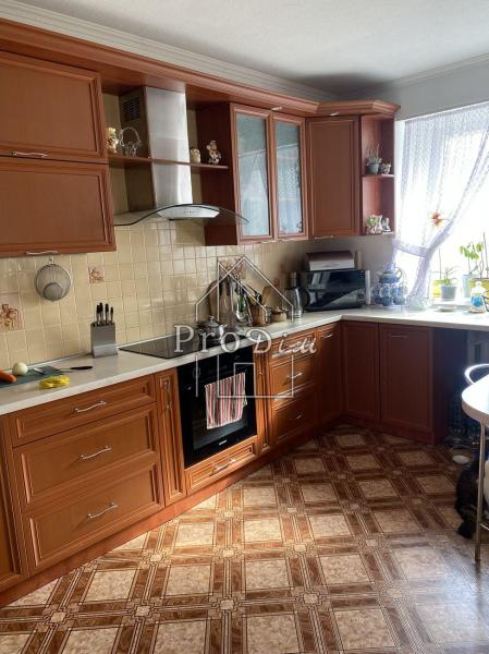 Продам 4-кімнатну квартиру