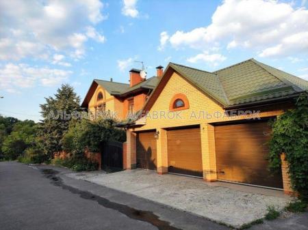 Продам 3-поверховий будинок