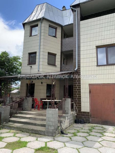 Продам 3-поверховий будинок