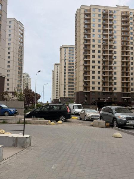 Продам офіс у багатоквартирному будинку