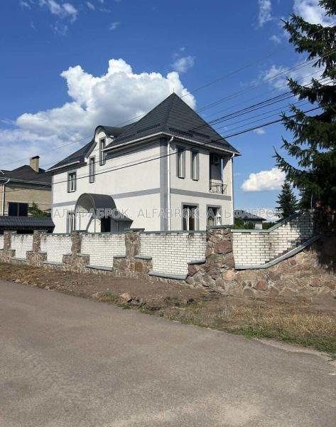 Продам 3-поверховий будинок