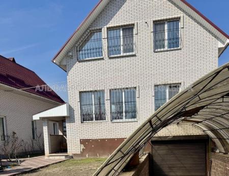 Продам 3-поверховий дачний будинок