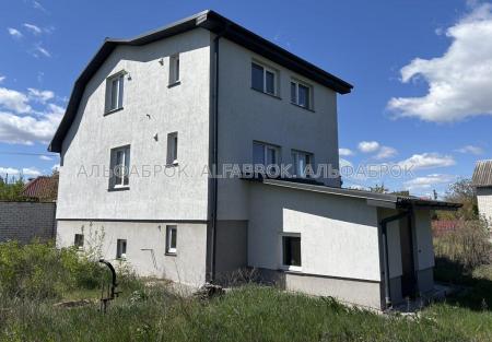 Продам 3-поверховий будинок