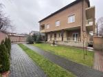 Продам 3-поверховий будинок, 700 м², частковий ремонт