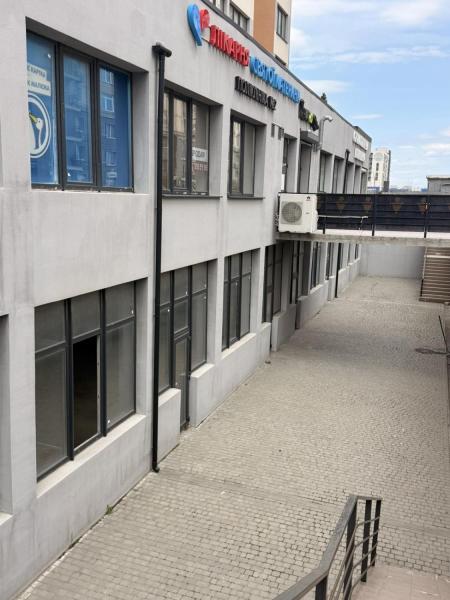 Продам офіс у багатоквартирному будинку