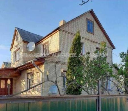 Продам 3-поверховий будинок