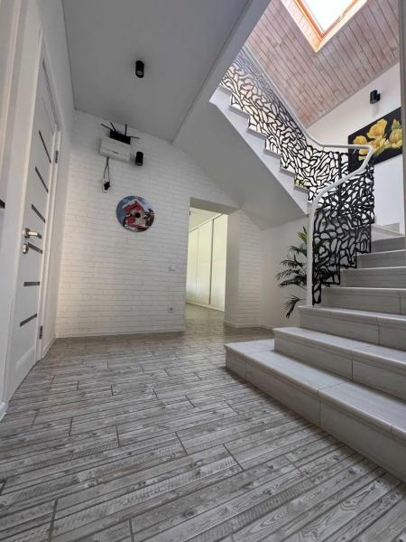 Продам 2-поверховий будинок