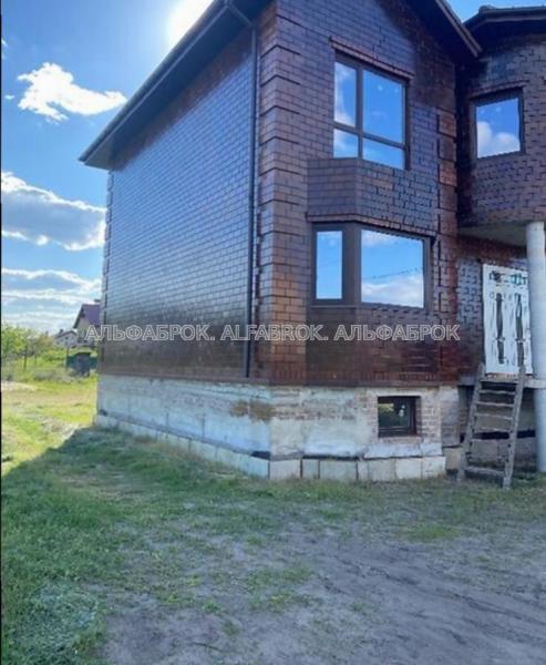Продам 3-поверховий будинок