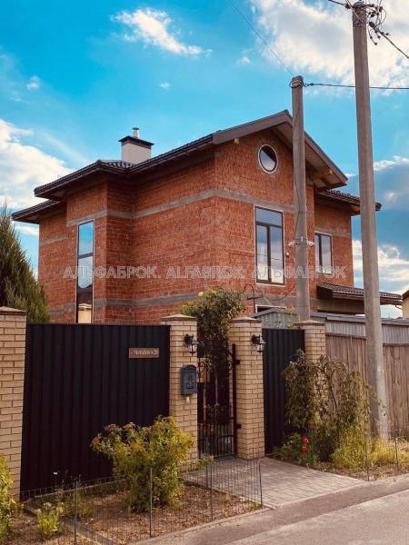 Продам 3-поверховий будинок