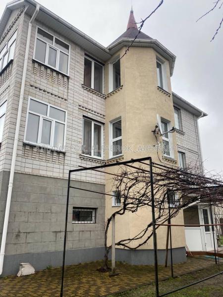 Продам 3-поверховий будинок