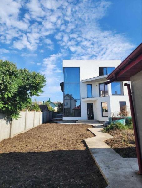 Продам 3-поверховий будинок