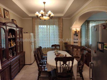 Продам 3-поверховий будинок