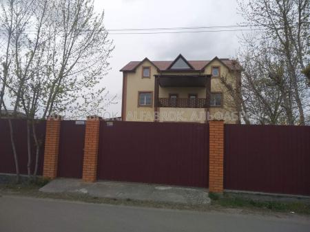 Продам 3-поверховий будинок