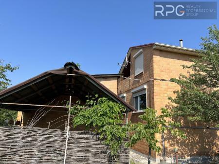 Продам 3-поверховий дачний будинок