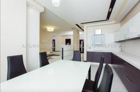 Продам 3-поверховий будинок