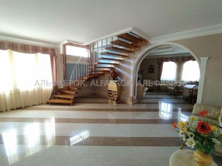 Продам 3-поверховий будинок