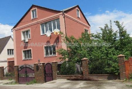 Продам 3-поверховий будинок