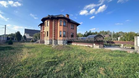 Продам 3-поверховий будинок