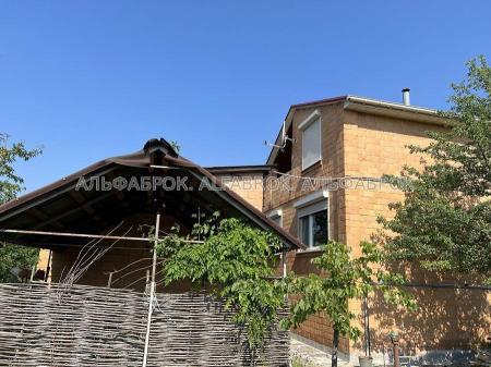 Продам 3-поверховий дачний будинок