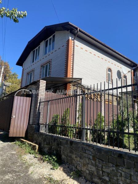Продам 3-поверховий будинок