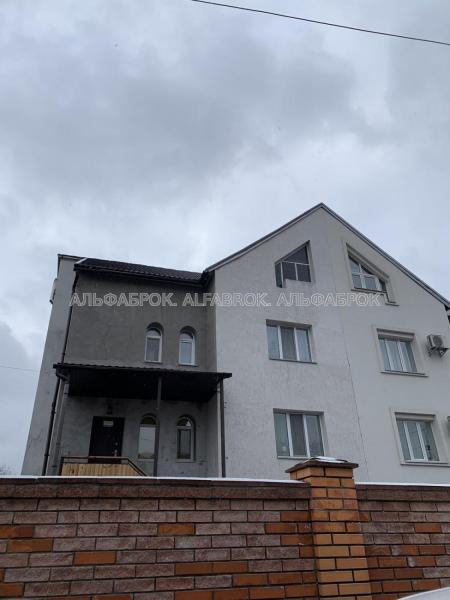 Продам 3-поверховий будинок