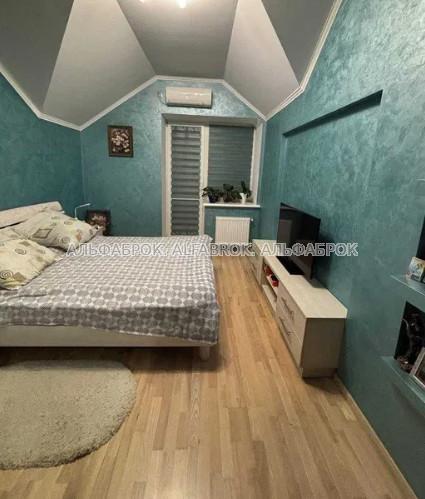 Продам 4-комнатную квартиру