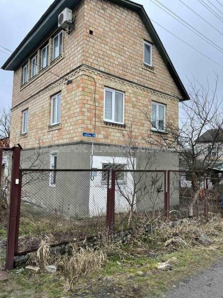 Продам 3-поверховий будинок