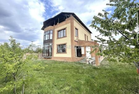 Продам 3-поверховий будинок