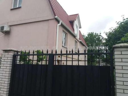 Продам 3-поверховий будинок