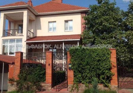 Продам 3-поверховий будинок