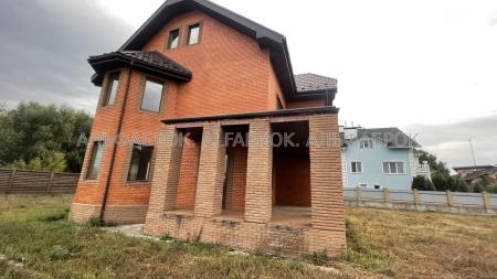 Продам 3-поверховий будинок