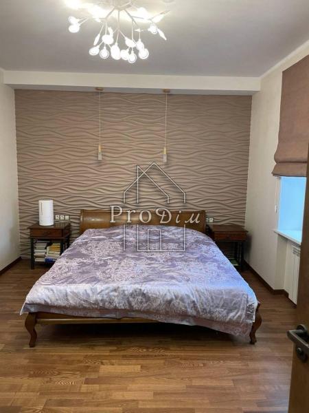 Продам 4-кімнатну квартиру