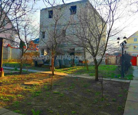 Продам 3-поверховий будинок