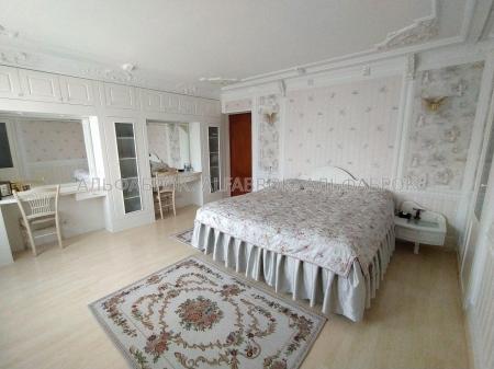 Продам 3-поверховий будинок