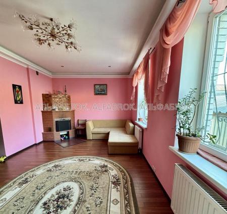 Продам 3-поверховий дачний будинок