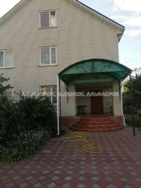 Продам 3-поверховий будинок
