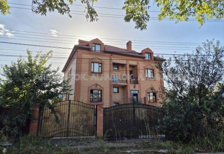 Продам 3-поверховий будинок