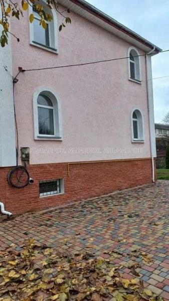 Продам 3-поверховий будинок