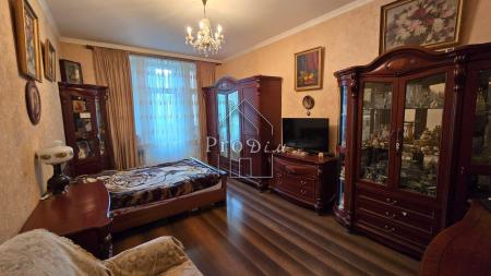 Продам 4-кімнатну квартиру