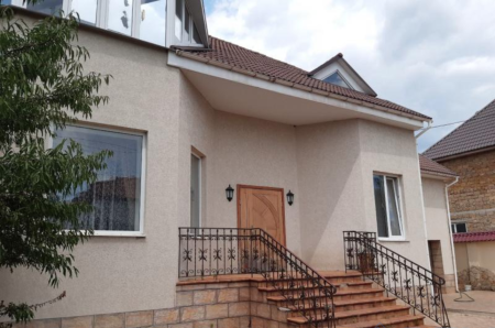 Продам 3-поверховий будинок