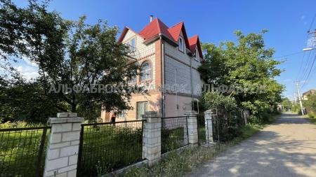 Продам 3-поверховий будинок