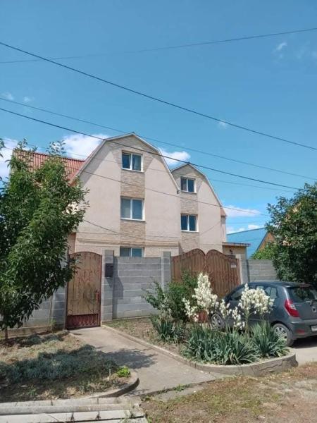 Продам 3-поверховий будинок