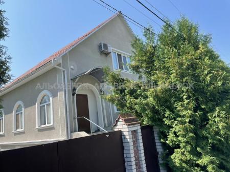 Продам 3-поверховий будинок