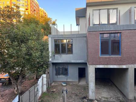 Продам 3-поверховий будинок