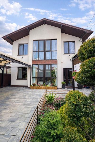 Продам 2-поверховий будинок