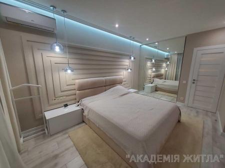 Продам 3-комнатную квартиру в новостройке, ЖК 4 Сезона