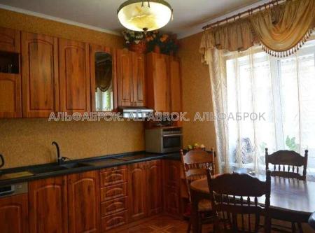 Продам 3-поверховий будинок